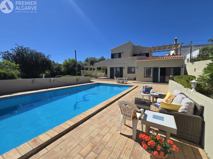 3-bedroom villa with private pool and independent studio, located in a rural setting just minutes fr