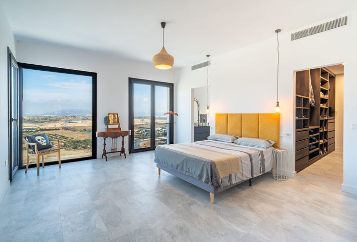 Image No.15-6 Bed Property for sale