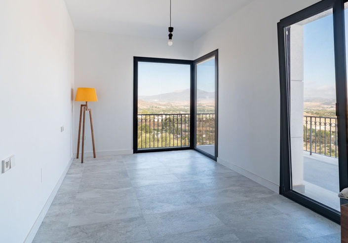 Image No.20-6 Bed Property for sale