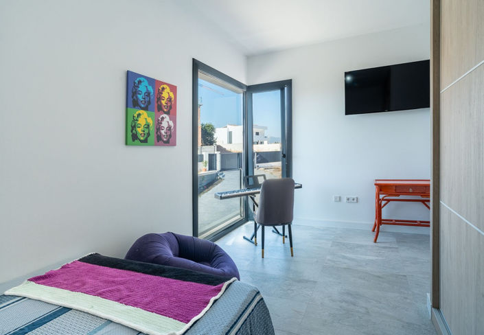 Image No.23-6 Bed Property for sale