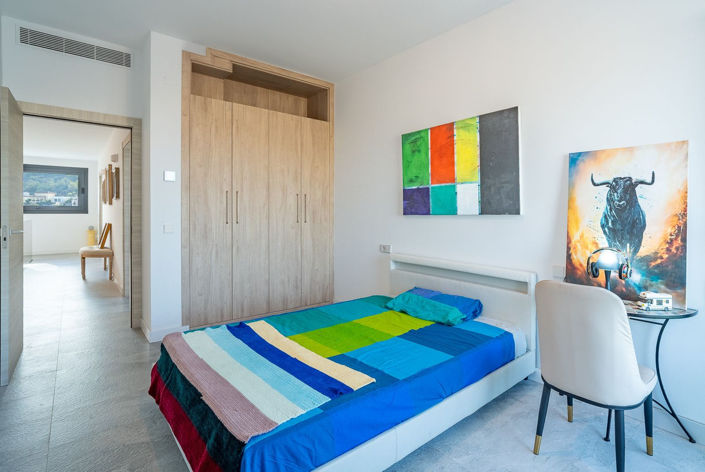 Image No.27-6 Bed Property for sale