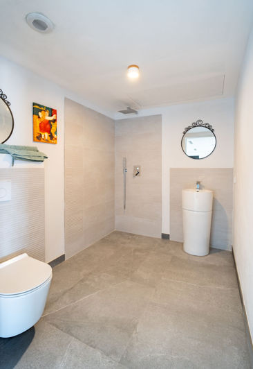 Image No.28-6 Bed Property for sale