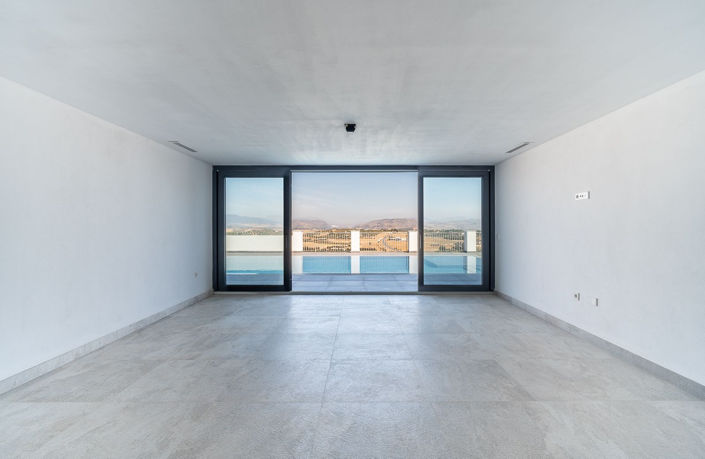 Image No.8-6 Bed Property for sale