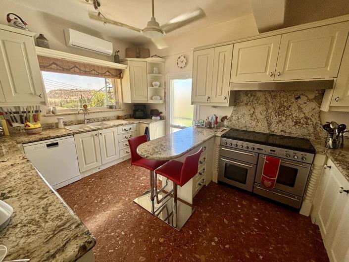 Image No.4-Villa de 4 chambres à vendre à Peyia