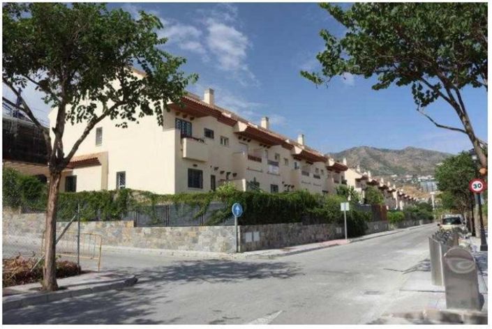 Image No.1-5 Bed Townhouse for sale