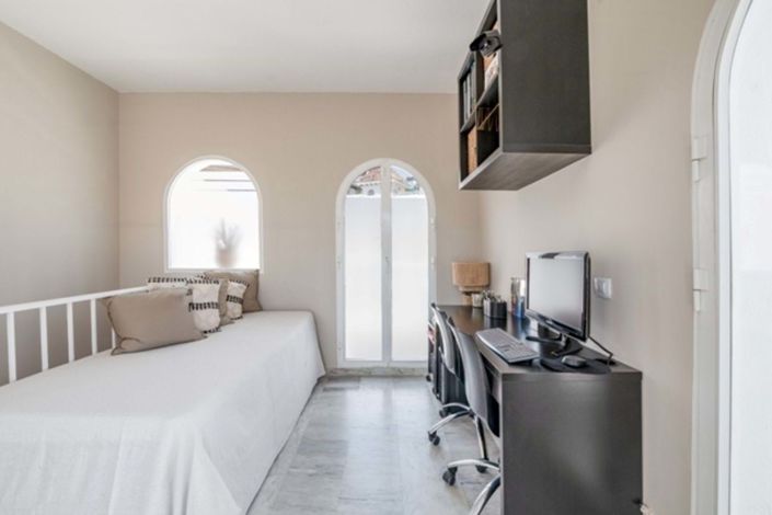 Image No.30-4 Bed Townhouse for sale