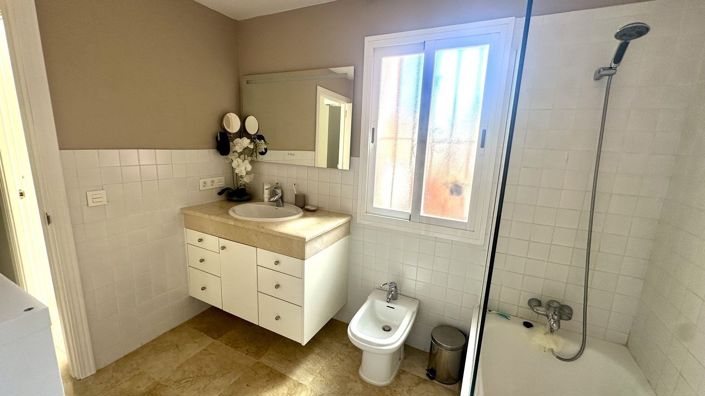 Image No.20-3 Bed Townhouse for sale