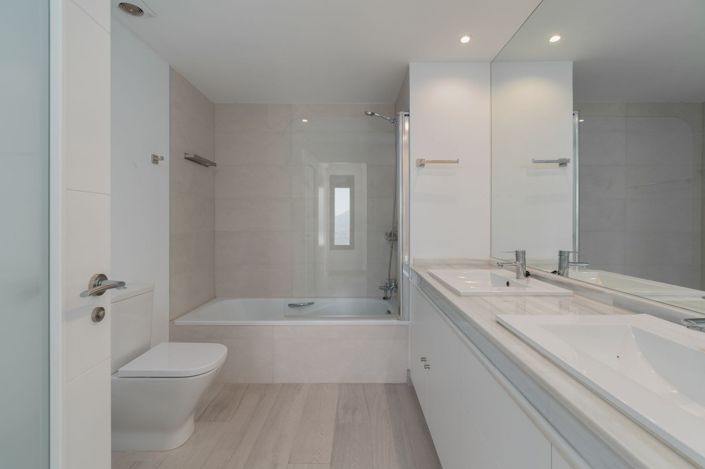 Image No.20-4 Bed Townhouse for sale