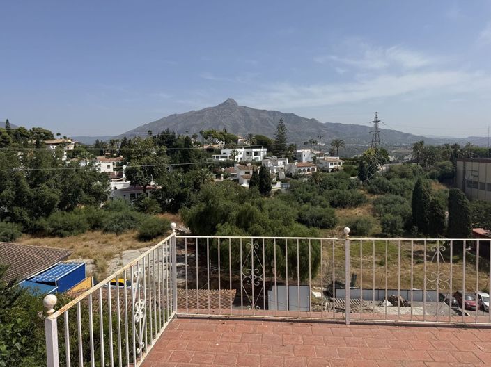 Image No.1-6 Bed Villa for sale