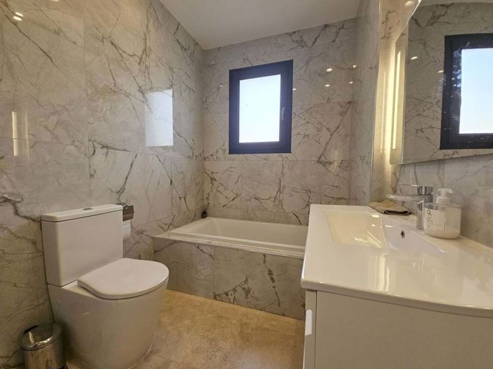 Image No.15-4 Bed Townhouse for sale