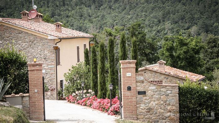 Image No.10-8 Bed Apartment for sale