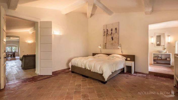 Image No.11-8 Bed Apartment for sale