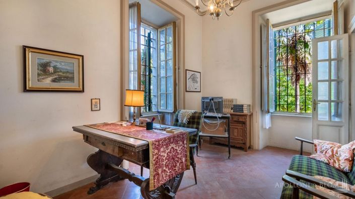 Image No.10-8 Bed Apartment for sale