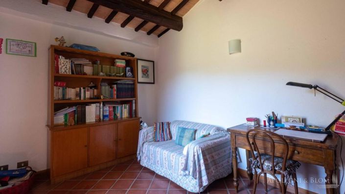 Image No.19-5 Bed Apartment for sale