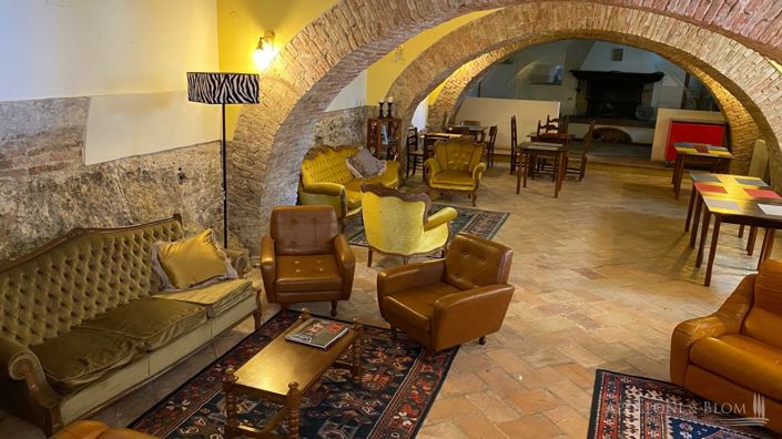 Image No.25-20 Bed Apartment for sale