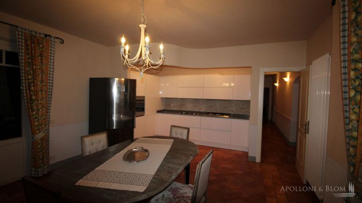 Image No.11-8 Bed Apartment for sale