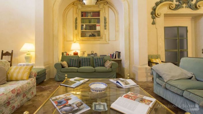 Image No.10-8 Bed Apartment for sale