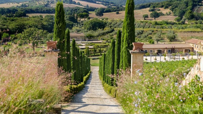 Image No.8-17 Bed Apartment for sale