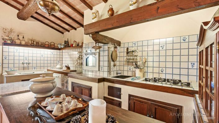 Image No.10-8 Bed Apartment for sale