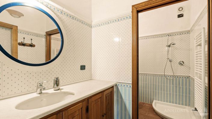 Image No.17-8 Bed Apartment for sale