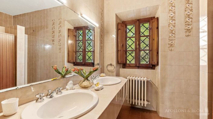 Image No.24-8 Bed Apartment for sale