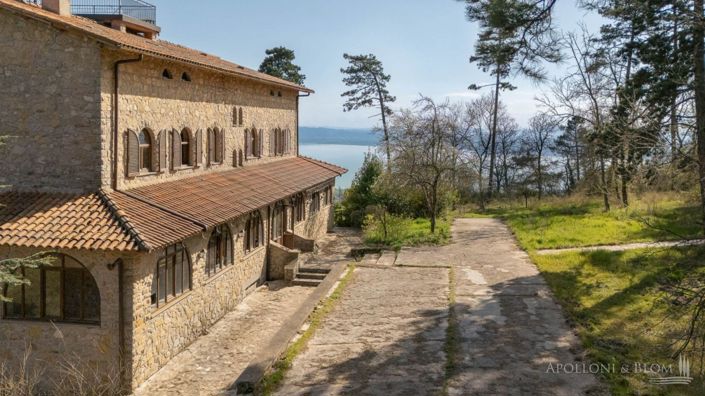 Image No.9-8 Bed Apartment for sale