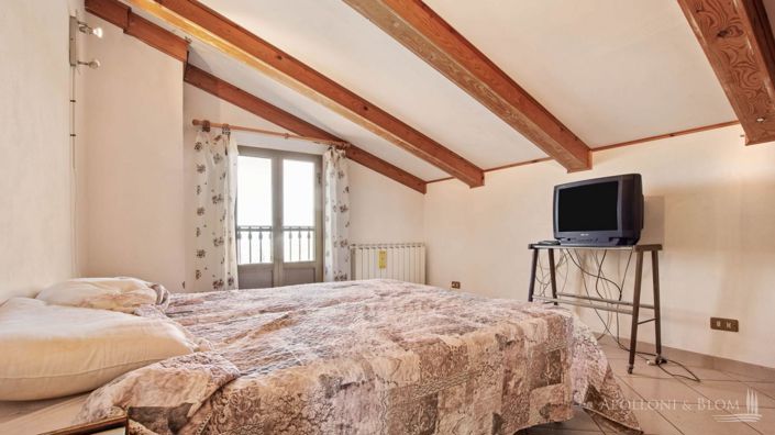 Image No.22-4 Bed Vineyard for sale