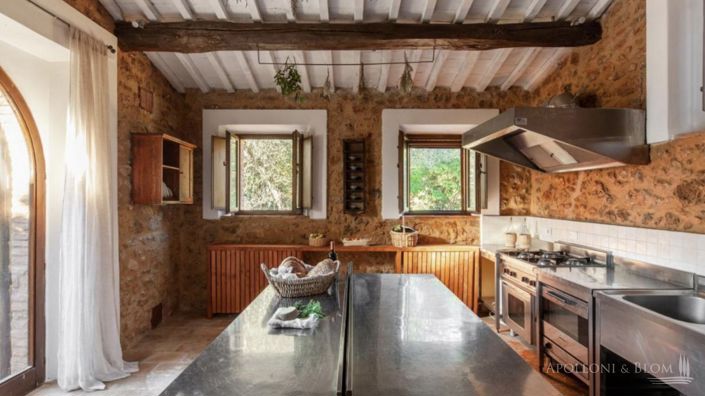 Image No.20-11 Bed Apartment for sale