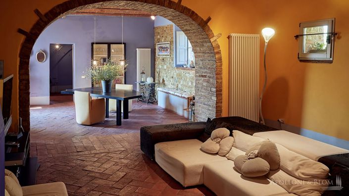 Image No.2-8 Bed Villa for sale