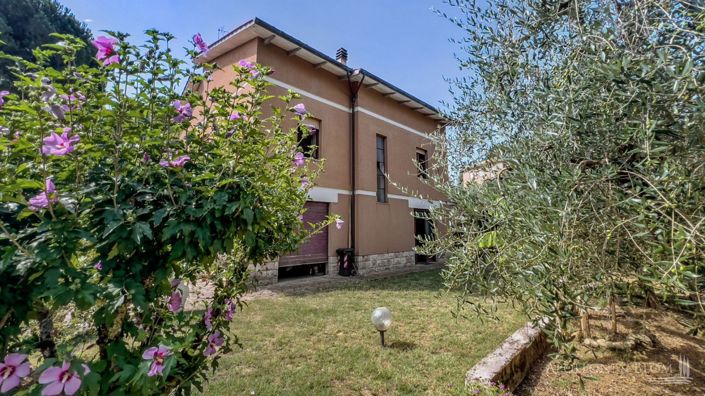 Image No.30-3 Bed Country House for sale