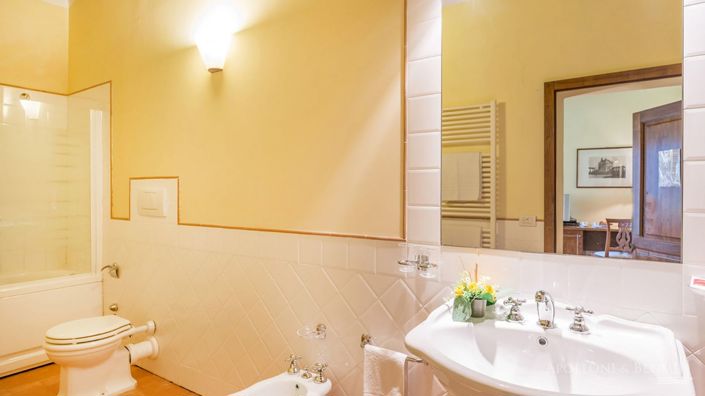 Image No.23-8 Bed Apartment for sale