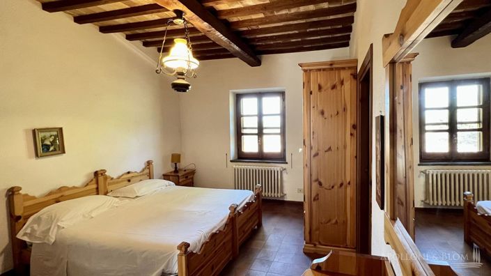 Image No.21-5 Bed Vineyard for sale