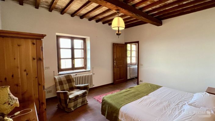 Image No.22-5 Bed Vineyard for sale