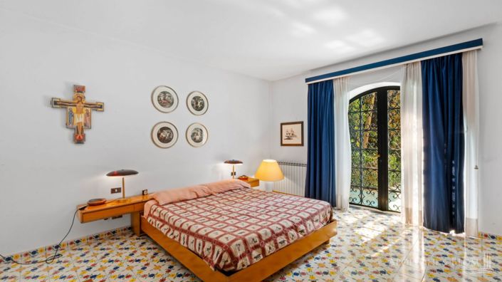 Image No.11-8 Bed Villa for sale