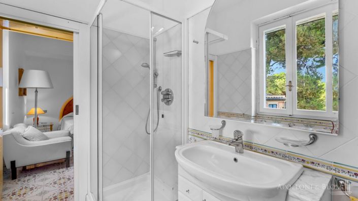 Image No.18-8 Bed Villa for sale