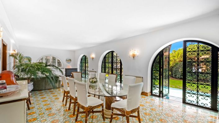 Image No.2-8 Bed Villa for sale