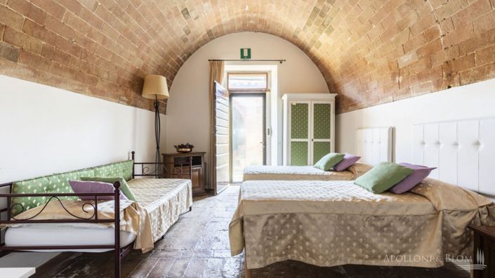 Image No.20-10 Bed Apartment for sale