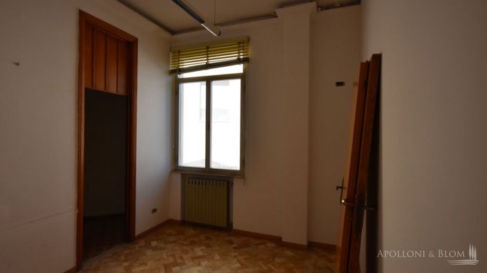 Image No.10-Commercial de 1 chambre à vendre à Sienne