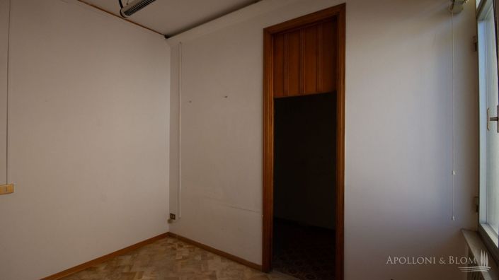 Image No.11-Commercial de 1 chambre à vendre à Sienne