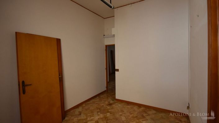 Image No.12-Commercial de 1 chambre à vendre à Sienne