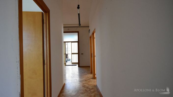 Image No.2-Commercial de 1 chambre à vendre à Sienne