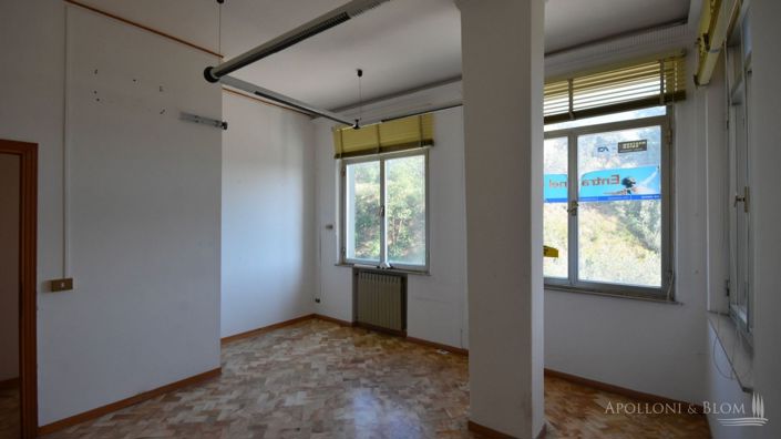 Image No.20-Commercial de 1 chambre à vendre à Sienne