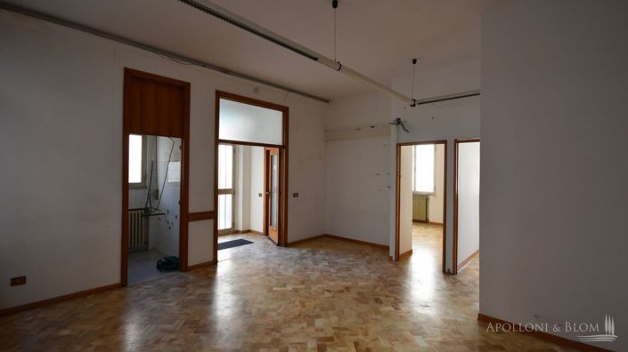 Image No.21-Commercial de 1 chambre à vendre à Sienne