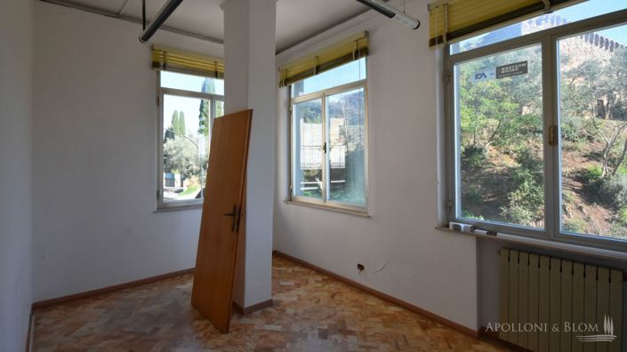 Image No.4-Commercial de 1 chambre à vendre à Sienne