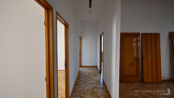Image No.5-Commercial de 1 chambre à vendre à Sienne