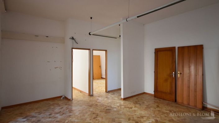 Image No.8-Commercial de 1 chambre à vendre à Sienne