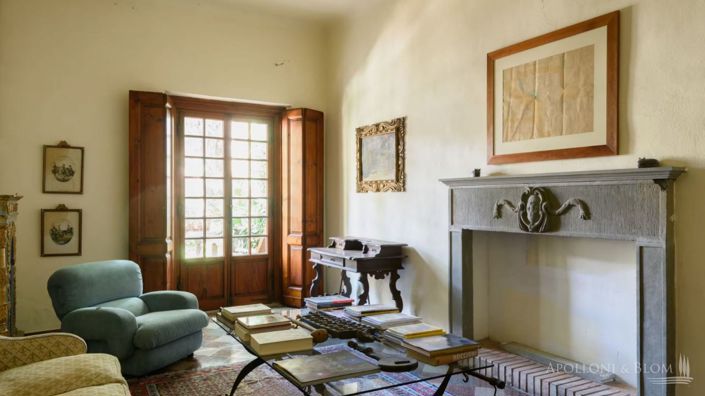 Image No.16-25 Bed Villa for sale