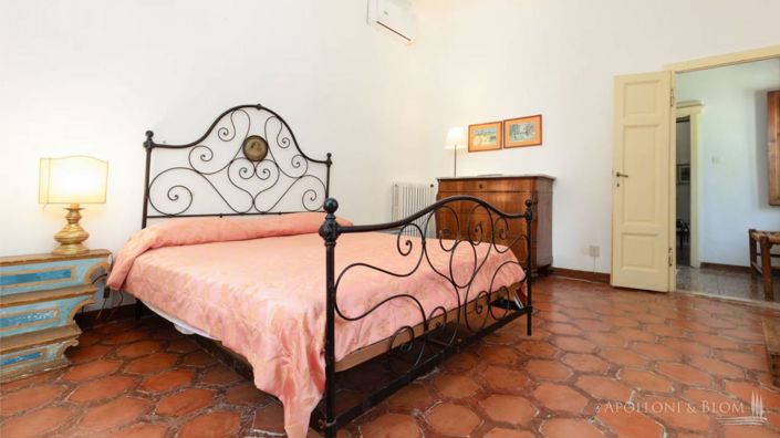 Image No.30-25 Bed Villa for sale