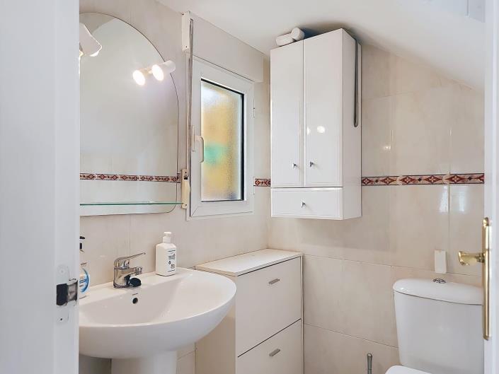 Image No.16-2 Bed Townhouse for sale