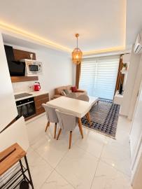 Bright-daylight-interior--clean-dining-table-1